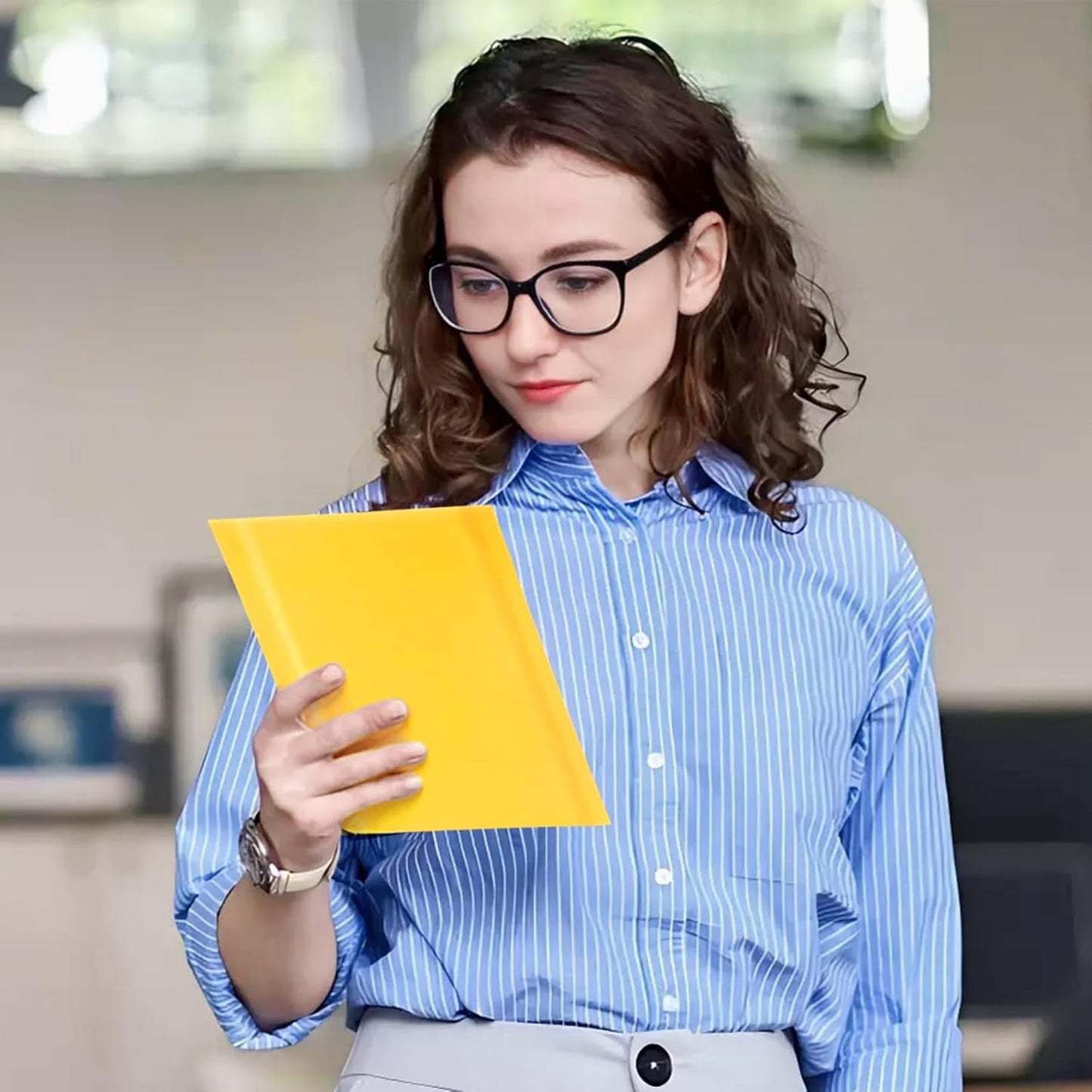 Kraft Bubble Mailers 4×8' Inch 100 Pack Yellow shipping envelopes Self-Seal Padded Mailing Envelopes for Jewelry Makeup Supplies and Small Business Packaging